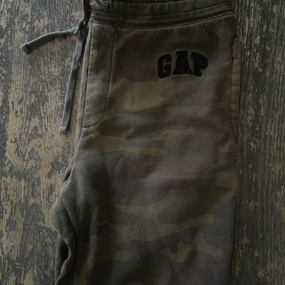 GAP  Olive Camo Joggers - Picture 1 of 3
